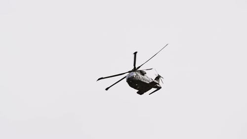 Agustawestland Aw101 Helikopter fliegt in grauem Himmel