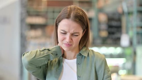 Porträt einer gestressten Frau mit Nackenschmerzen