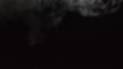 Niebla suave en cámara lenta sobre fondo oscuro. Humo gris atmosférico realista sobre fondo negro