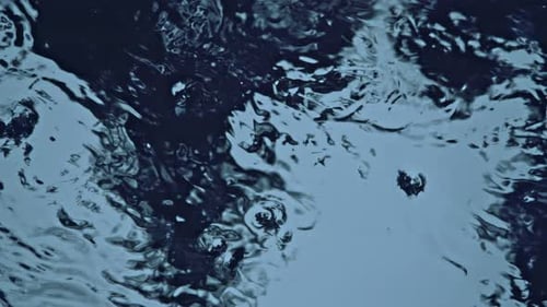 Textur-Trichter auf dunklem Wasser in der Nacht für den Hintergrund