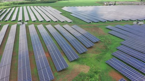 Vista aérea do campo verde com painéis de energia solar para produção de eletricidade renovável