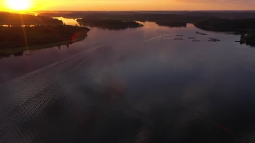 Ladogasee bei Sonnenuntergang. Lekhmalakhti-Bucht. Luftbild
