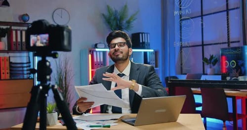 Empresario graba un Vídeo para Business Channel y Vomita Sobre Su Cabeza Muchos Papeles