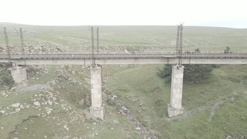 Luftaufnahme der leeren Eisenbahnbrücke in der Region Samtskhe-Javakheti, Georgien.
