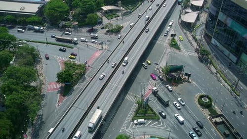 Belebte Autobahnkreuzung im Stadtzentrum von Metropolis