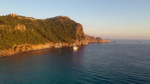 Bateau au coucher du soleil au large des côtes turques