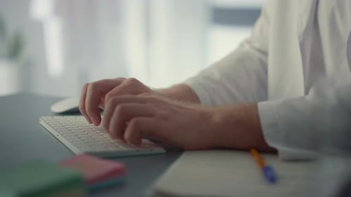 Tastatur zum Tippen der Hände des Arztes im Krankenhaus, Nahaufnahme