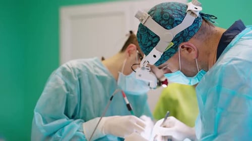 Médicos profissionais durante a cirurgia