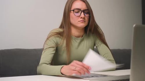 Porträt einer müden Frau mit Brille, die mit Laptop arbeitet Online-Fernunterricht