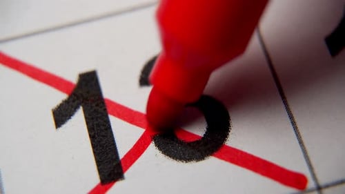 El número 13 del calendario está tachado con una cruz roja en una macro en una hoja blanca