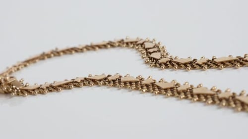Langsames Schwenken auf luxuriösem Schmuck auf weißem flachem DOF 4K-