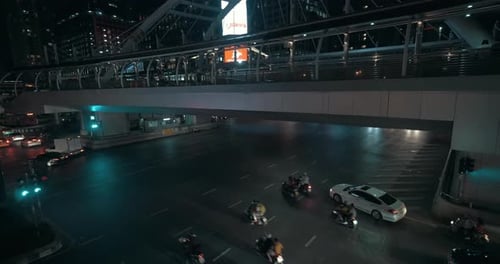 Trafic de transport et pont piétonnier en ville nocturne