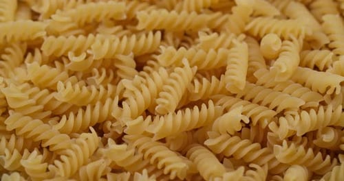 Trockene ungekochte Fusilli aus nächster Nähe