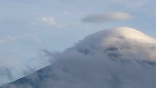 Berg mit Wolke
