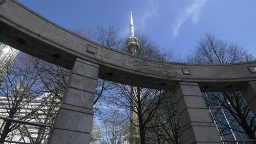 CN Tower hinter einer Kolonnade gesehen