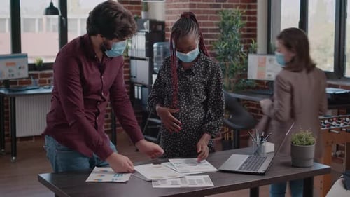 Femme attend un enfant et travaille sur un projet d'entreprise