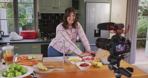 Mujer vloguera caucásica haciendo un Vídeo de cocina en casa