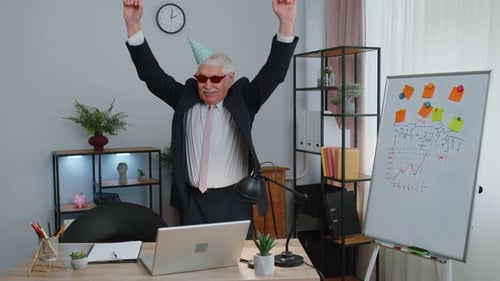Glücklicher Senior Geschäftsmann tanzt Victory Dance feiert Wochenend-Feiertagserfolg Sieg im Amt