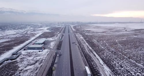 Ein großer Lkw fährt auf einer mehrspurigen Autobahn