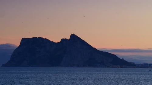 Britischer Gibraltar Rock an der spanischen Küste.