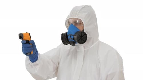 Arzt verwendet Infrarot-Stirnthermometer, um die Körpertemperatur auf Virus-Covid-19-Symptome zu