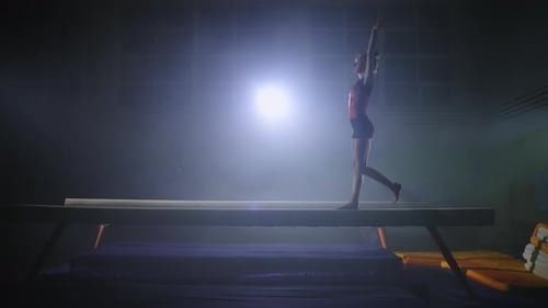 Sporty Teenage Girl répète son programme pour la compétition par la gymnastique artistique sur l'équilibre