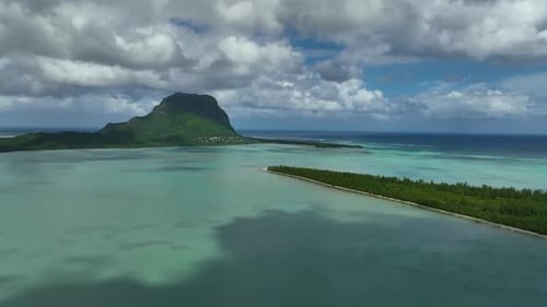 Malerische Landschaft Wilde Natur Tropische Insel mit Rocky Mountains überwucherten dichten grünen Dschungelbaum