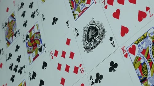 Moderne Spielkarten auf dem Tisch im Casino