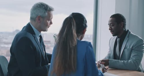 Bewerber mit afrikanischer ethnischer Zugehörigkeit bestehen erfolgreich ein Vorstellungsgespräch und werden bei einem neuen Job eingestellt