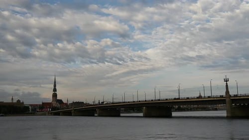 Zeitraffer von der Steinbrücke und dem Fluss Daugava