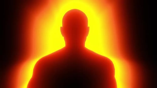 die Silhouette eines wandelnden Mannes in einem roten Schimmer