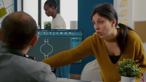 Colegas discutiendo sobre proyectos industriales que analizan engranajes 3D