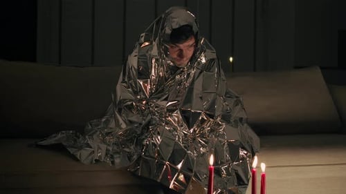 L'homme est enveloppé dans une matière brillante