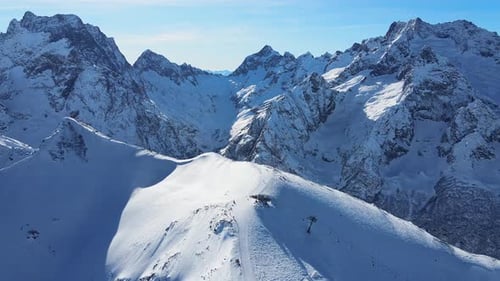Pente de montagne avec remontée mécanique et sommets de Dombai