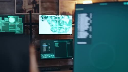 Hacker Girl utilisant un logiciel malveillant dangereux