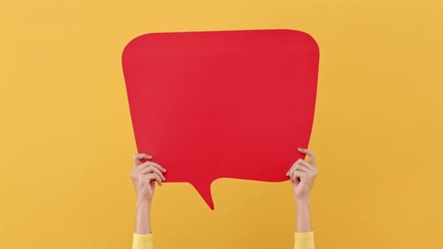 2020 115 images, bulle vocale rouge à la main, jaune, Bg 4 K Studio 2 C040 Bm