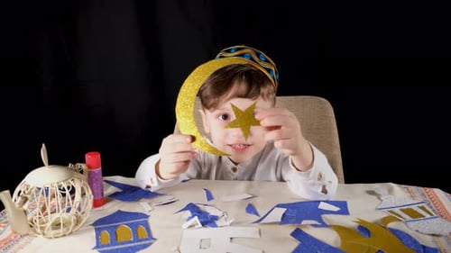 Niño haciendo media luna y estrella