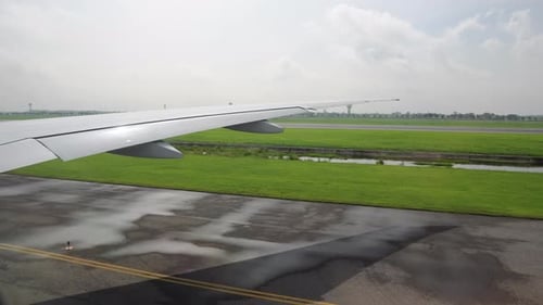 das Flugzeug auf der Landebahn. der Flügel des Flugzeugs aus dem Fenster