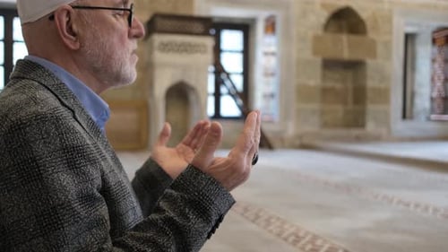 Vieil homme priant à l'intérieur