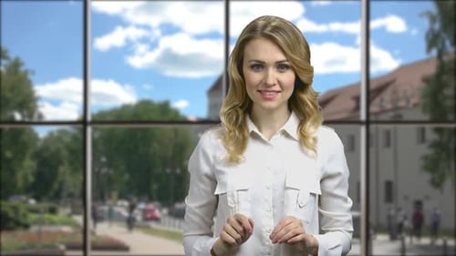 Jeune femme d'affaires souriante utilisant une interface invisible
