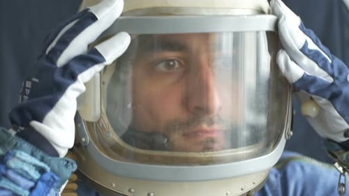 El cosmonauta monta el casco