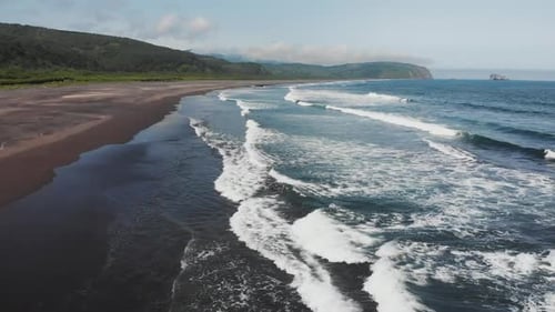 Vue aérienne de haut en bas des vagues géantes de l'océan qui s'écrasent et moussent