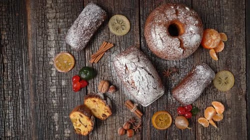 Composition de Noël de fruits secs et stollen à la mandarine sur une table texturée en bois avec