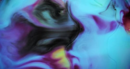 Abstrakte gelbe und blaue Farben bewegen sich schnell im Wasser und erzeugen einen psychedelischen Effekt.