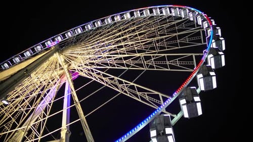 Riesiges Beobachtungsrad stoppt sich nachts, Vergnügungspark, Unterhaltung