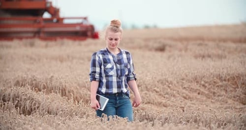 Retrato de mujer agricultora con tableta digital en la granja