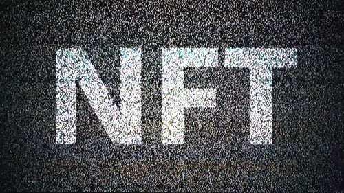 NFT-Beschriftung auf einem Monitorbildschirm in Weiß Statisch Weiß TV-Rauschen Kein Signal
