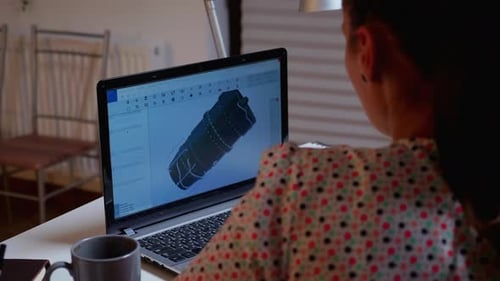 Ingénieur travaillant sur un modèle 3D de turbine industrielle