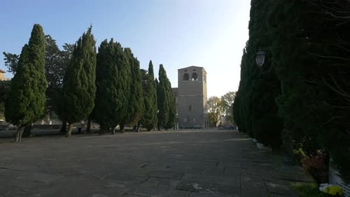 Glockenturm und Bäume