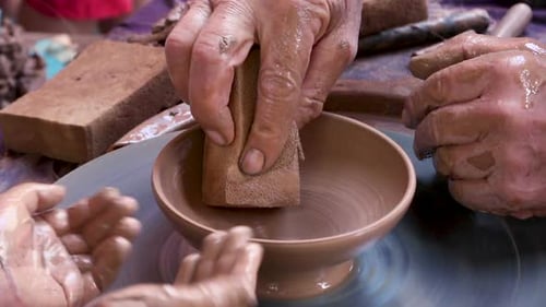 Potter au travail enseignant à un jeune étudiant
